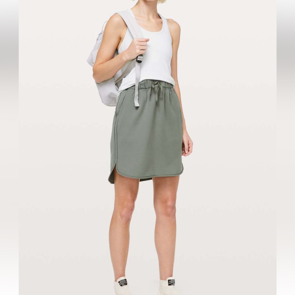 Lululemon On The Fly Skirt *Woven
Green color in size 4